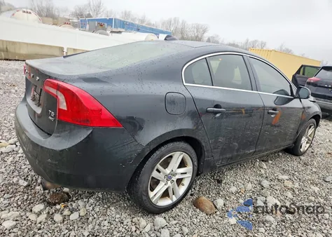 2013 Volvo S60 T5 z USA, uszkodzony, nr VIN YV1612FHXD1208736